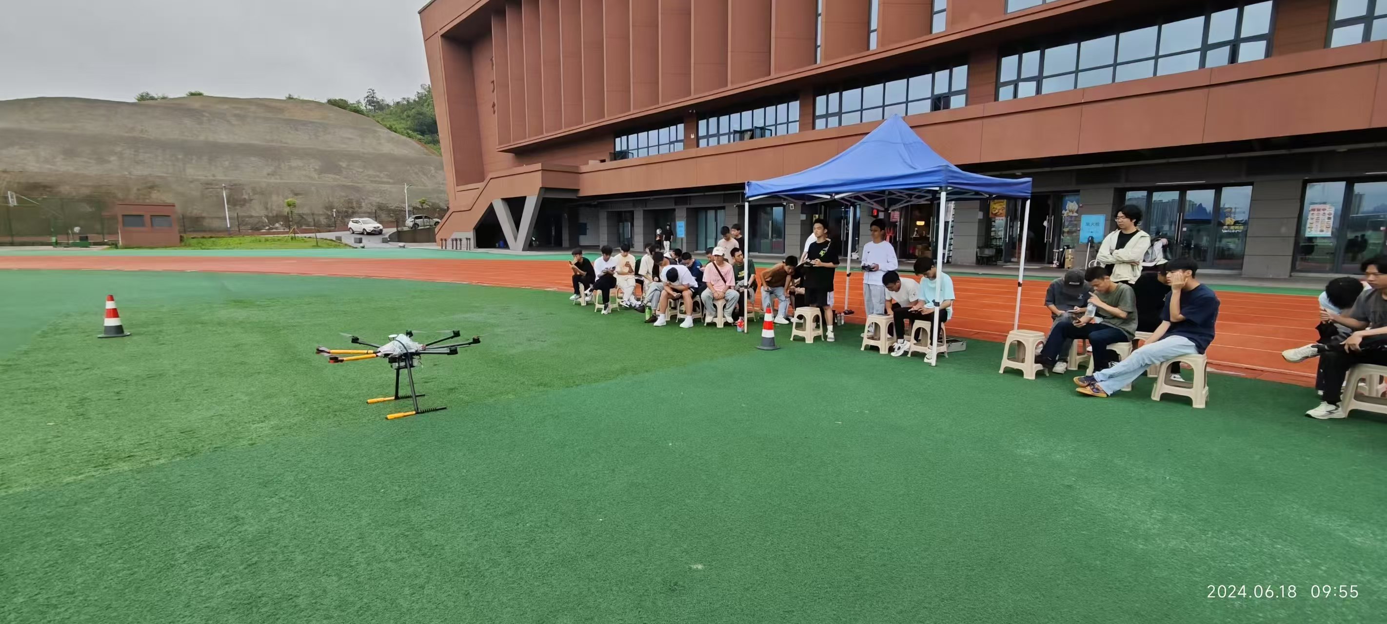 教员演示无人机高级飞行技巧