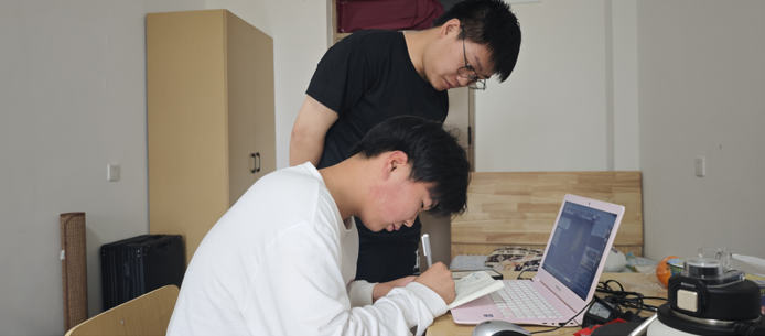 教员讲解无人机飞行原理