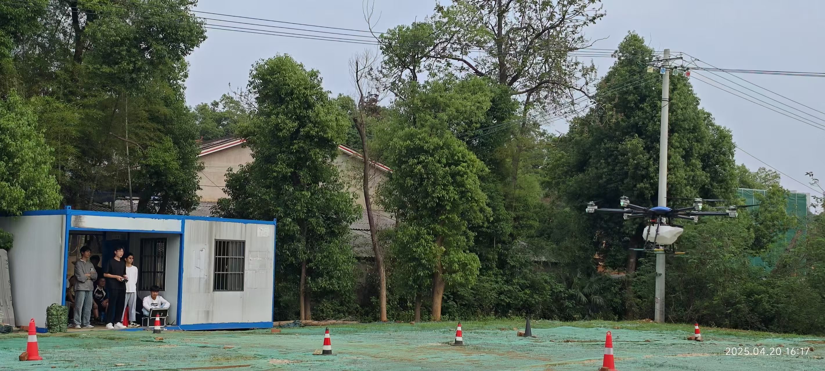 教员带领学员进行户外实训