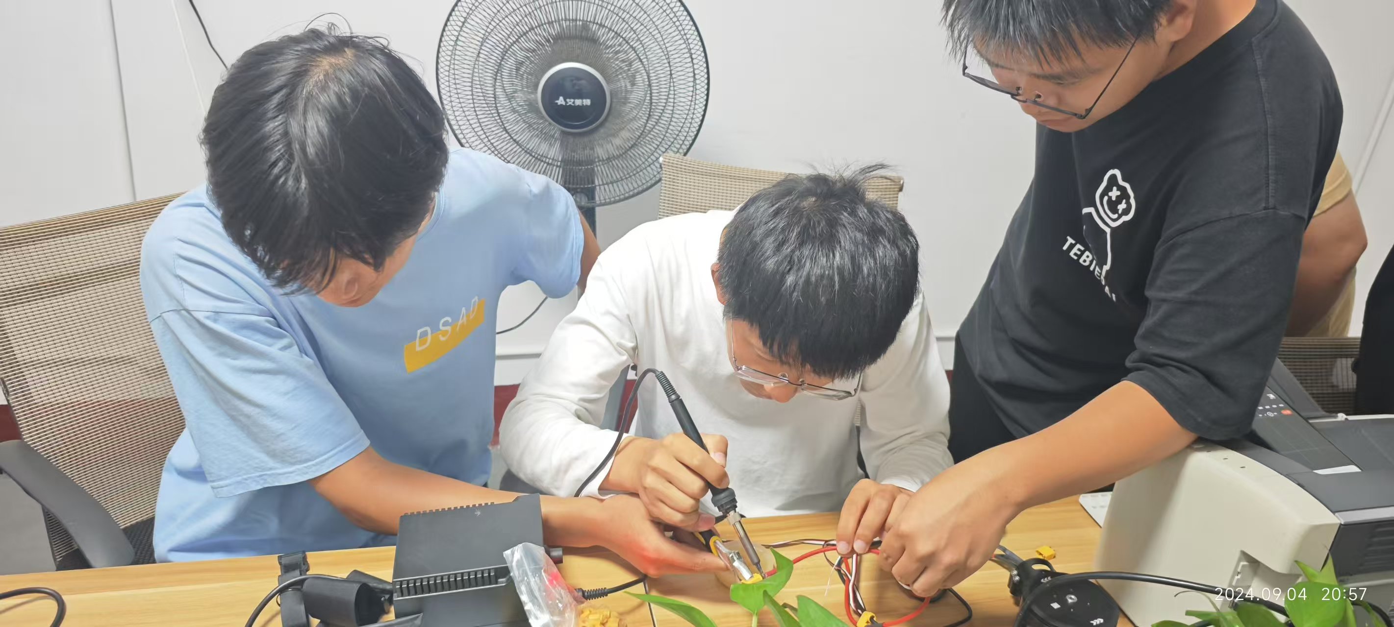 教员对无人机设备进行调试